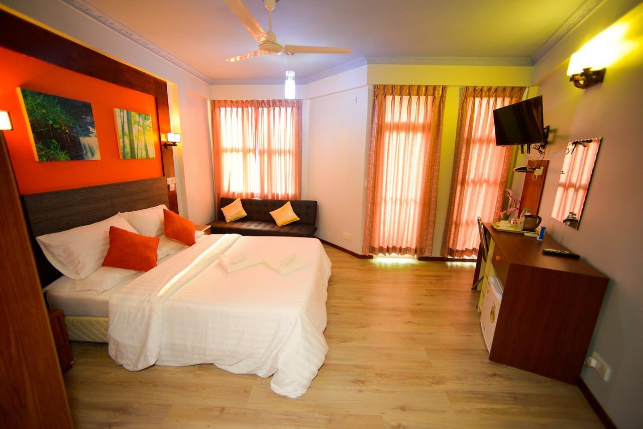 Crystal Crown Hotel Hulhumale Bagian luar foto